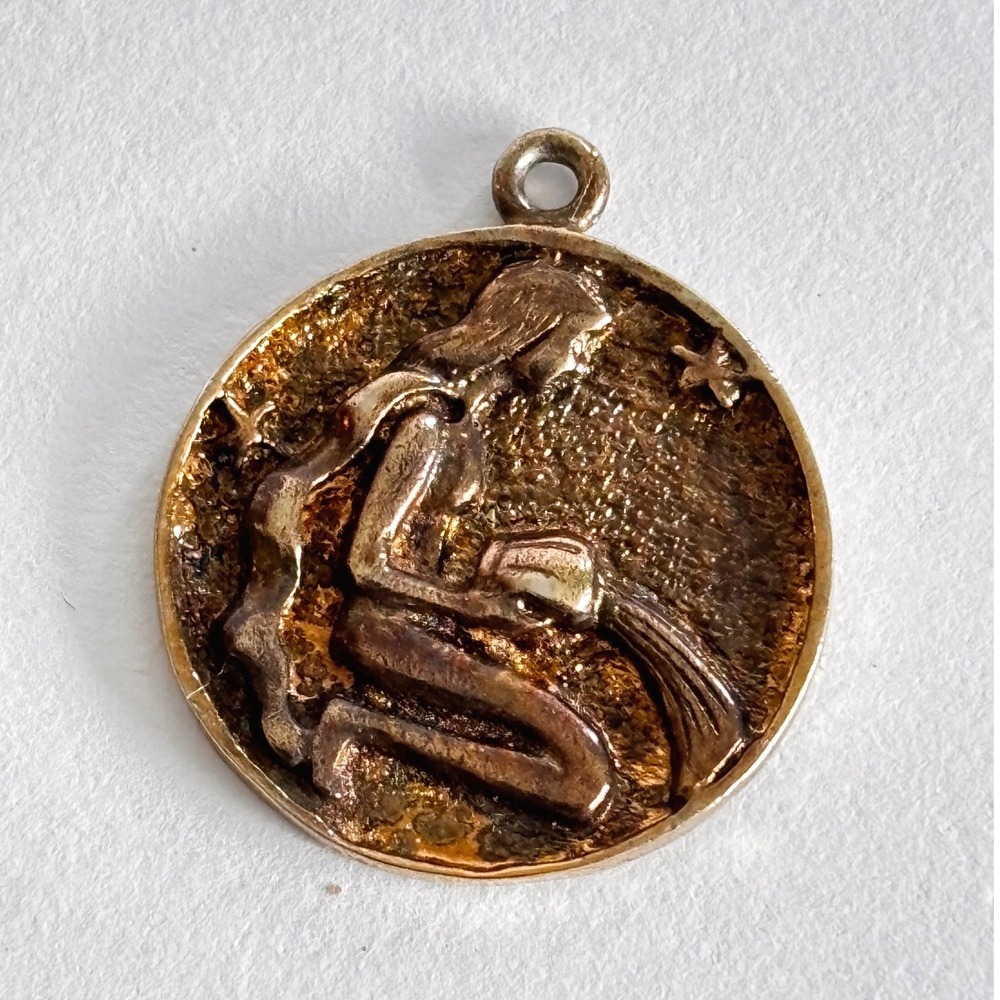Vintage Aquarius Zodiac Sign Pendant Gold Tone Round Astrology‎ Charm Pendant